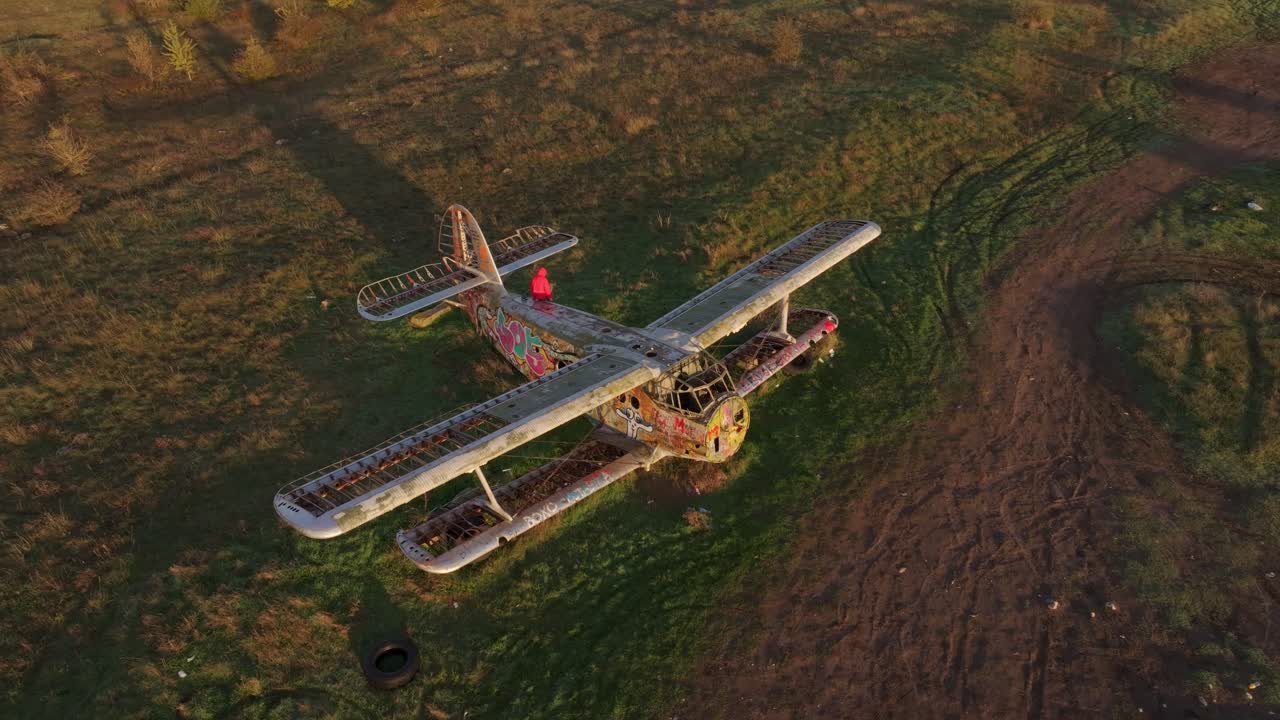 Relitto di aereo abbandonato tra i campi all'alba, Bulgaria