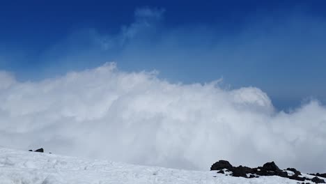 Lapso-De-Tiempo-De-Nubes-En-Movimiento-Rápido-Cerca-Del-Volcán-Etna-En-La-Isla-De-Sicilia-En-Italia,-Clima-Soleado,-Cielos-Azules