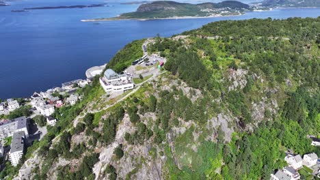 Vista-Aérea-Del-Edificio-De-La-Plataforma-De-Observación-Sobre-La-Ciudad-De-Alesund-Y-El-Mar-De-Noruega,-Disparo-De-Drones-A-60-Fps