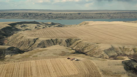 Siembra-En-Saskatchewan,-Canadá-Con-El-Lago-Diefenbaker-En-El-Fondo,-Amplia-Antena