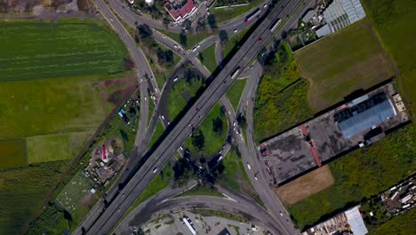 Vista-Superior-De-Drones-De-Un-Intercambio-De-Hojas-De-Trébol-En-Una-Pequeña-Carretera-En-La-Encantadora-Ciudad-De-Chalco-México