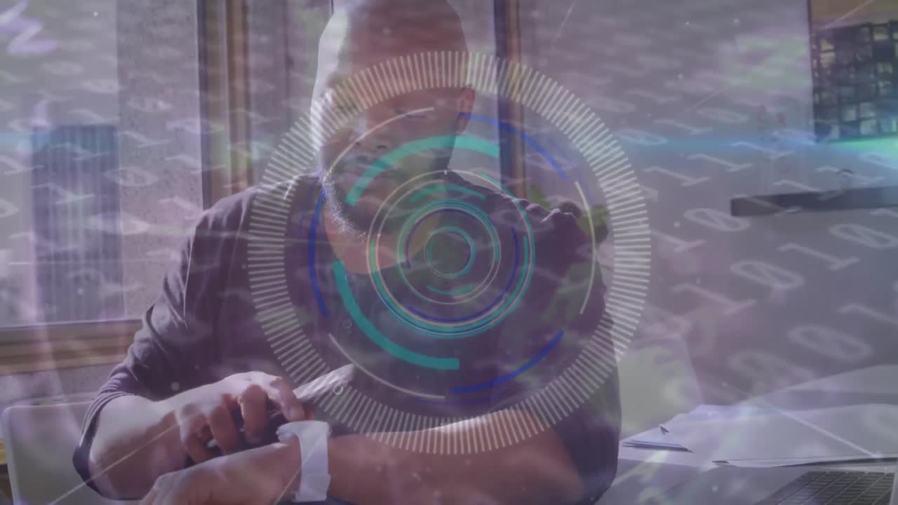 animación de codificación binaria sobre el hombre usando teléfono inteligente y reloj inteligente