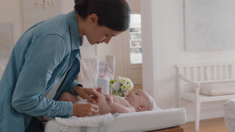 Madre-Joven-Cambiando-Pañales-En-Casa-Cuidando-A-Un-Bebé-Recién-Nacido-Feliz,-Mamá-Amorosa,-Limpiando-Pañales-Para-Niños,-Hidratando-La-Piel,-Disfrutando-De-La-Maternidad,-Cuidado-De-Niños