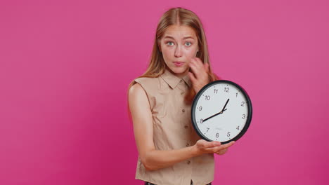 mujer joven con ansiedad comprobando la hora en el reloj, llegando tarde al trabajo, retrasándose, plazo