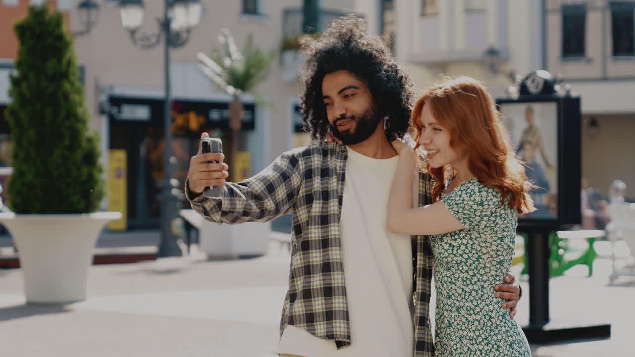 Coppia che si scatta un selfie in città