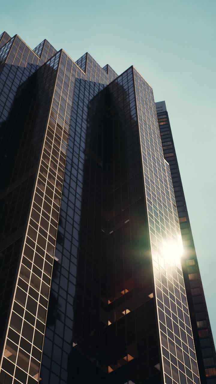 Arranha-céu Moderno Iluminado pelo Sol