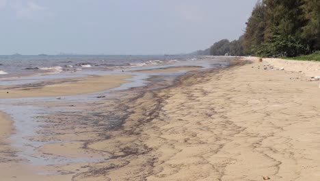 Notstand-In-Rayong,-Thailand-Wegen-ölpest-Ausgerufen---Mae-Ram-Phueng-Strand-Von-ölpest-Betroffen