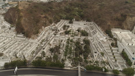 Vista-Aérea-Del-Cementerio-De-La-Ciudad-De-Guayaquil-En-Ecuador