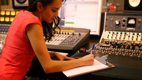 Mujeres-Ingenieras-De-Audio-Escribiendo-En-El-Portapapeles