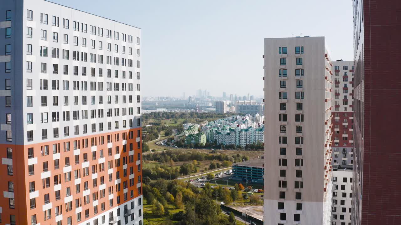 도시 풍경 에 있는 현대적 인 아파트 건물