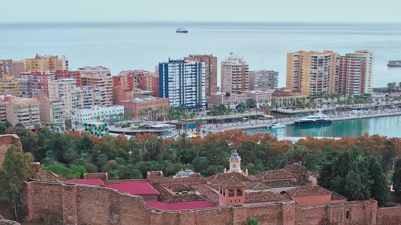 Visita Malaga, in Spagna, per ammirare viste sulla città e paesaggi costieri