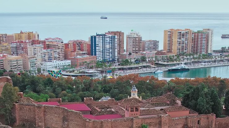 Visita Malaga, in Spagna, per ammirare viste sulla città e paesaggi costieri