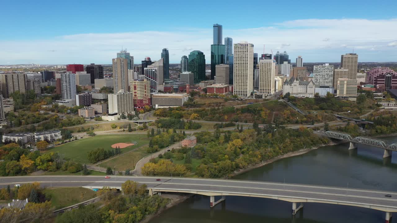 Vista aerea diurna con drone del centro di Edmonton e del fiume Saskatchewan settentrionale durante l'autunno, ripresa dalla zona di Rossdale