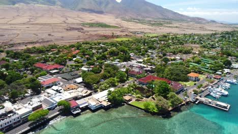 Die-Historische-Luftdrohnenansicht-Der-Vorderstraße-In-Lahaina-Maui-4k