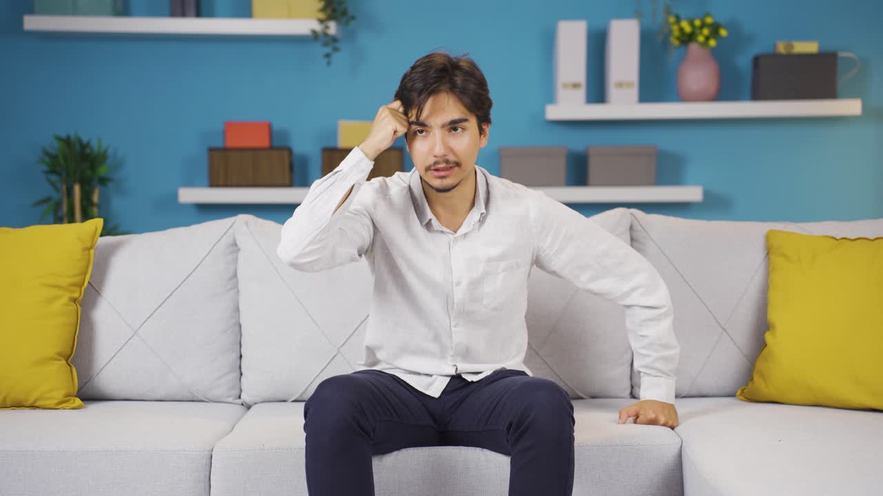 El hombre que está enojado consigo mismo y tiene defectos