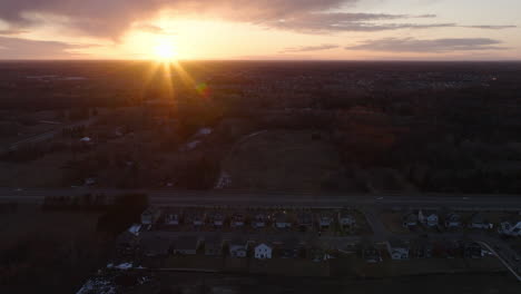 Barrio-Suburbano-En-La-Espectacular-Luz-Del-Atardecer,-órbita-Aérea-Minnesota,-EE.UU.