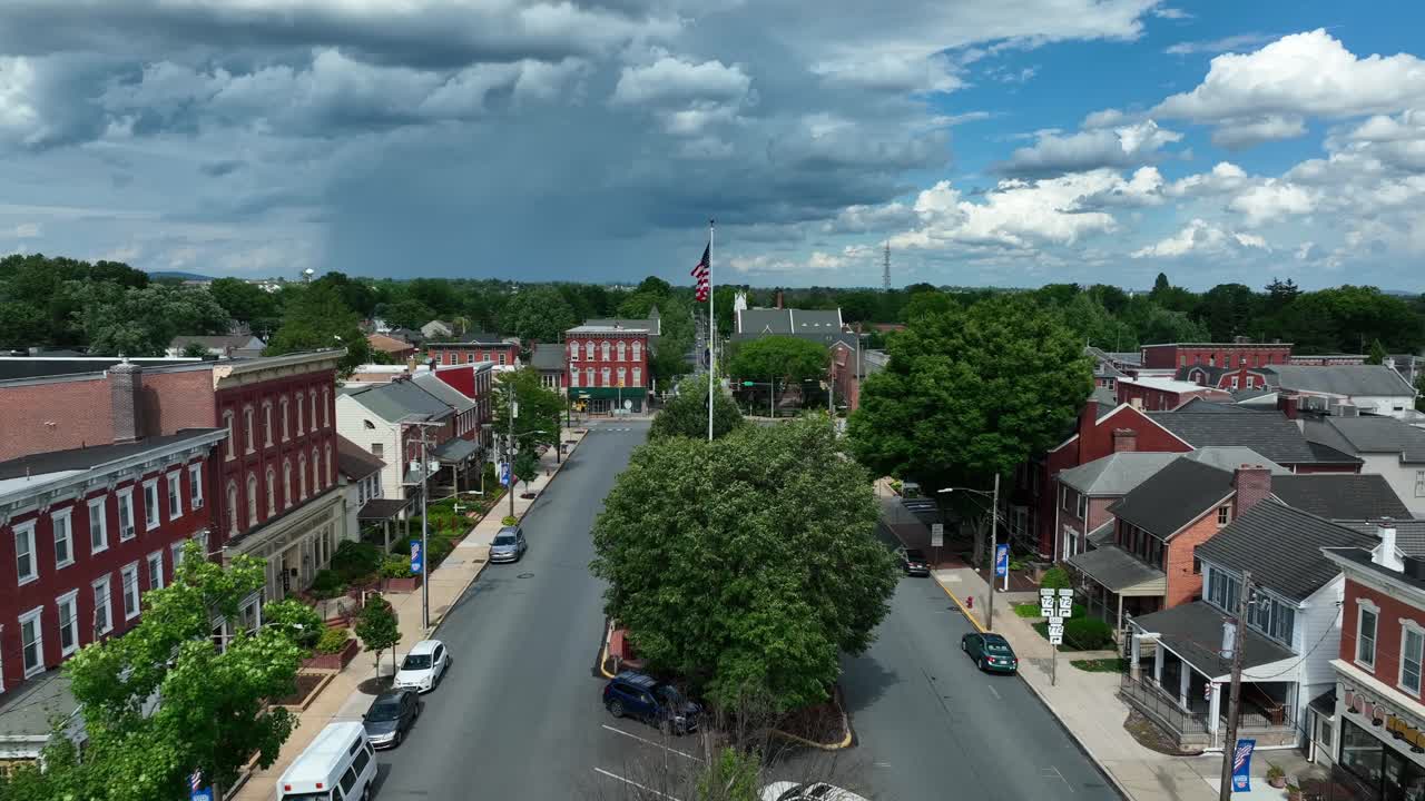 nubes de tormenta ominosas oscuras en el horizonte