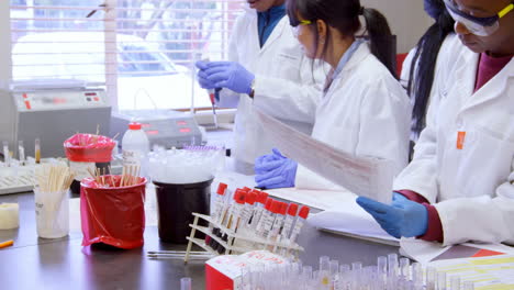técnicos de laboratorio que trabajan en el banco de sangre 4k