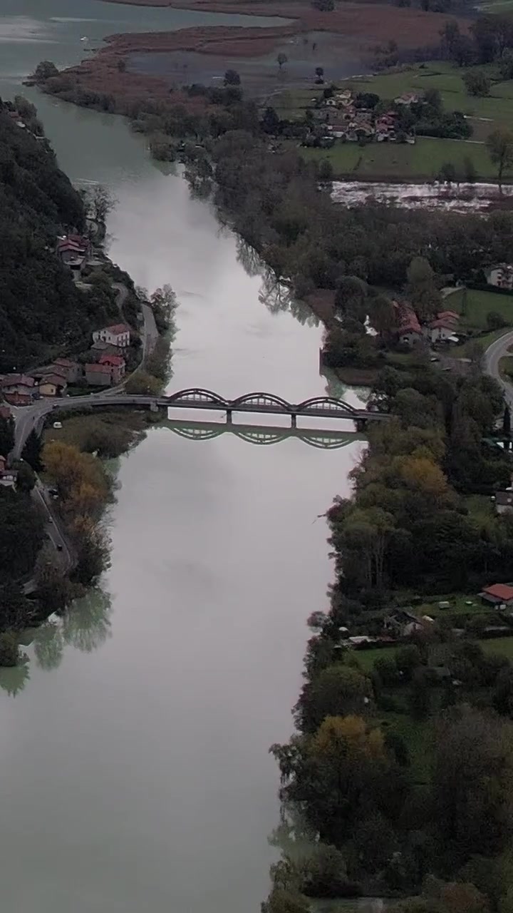 Splendida vista aerea con drone del fiume e dei villaggi sulle Alpi italiane