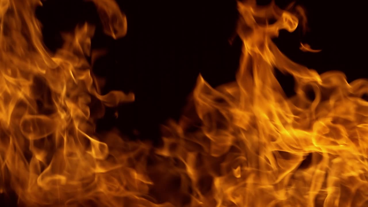 llamas de fuego sobre fondo negro en cámara lenta