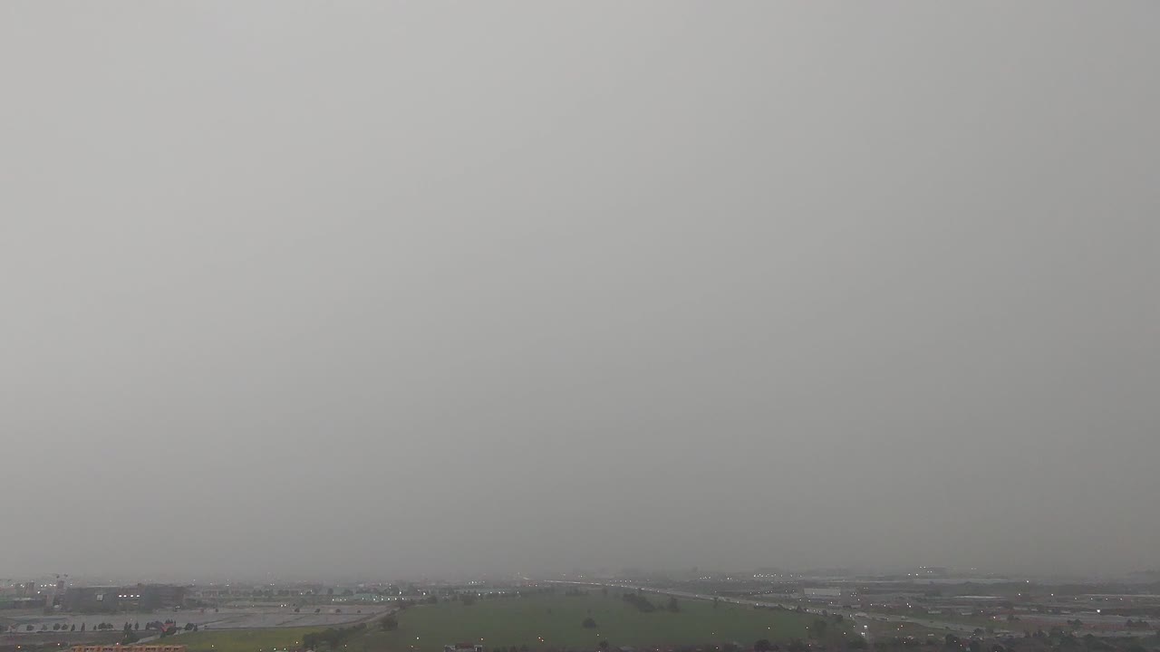 어두운 비와 폭풍우가 치는 구름, 시간 경과 정적 보기