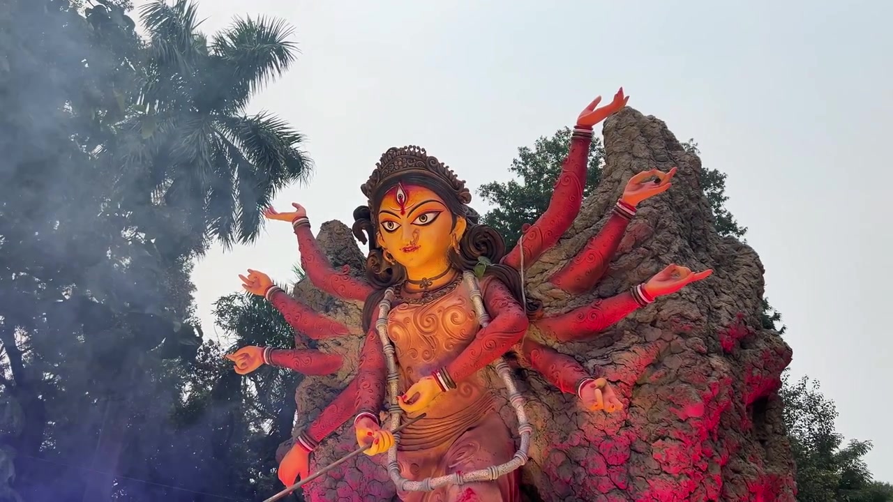 Vista de perfil do ídolo de Devi Durga com fumaça em carnaval em Calcutá, Índia. Dhunochi