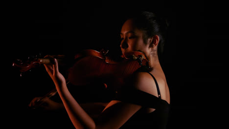 Mujer-Tocando-Un-Violín