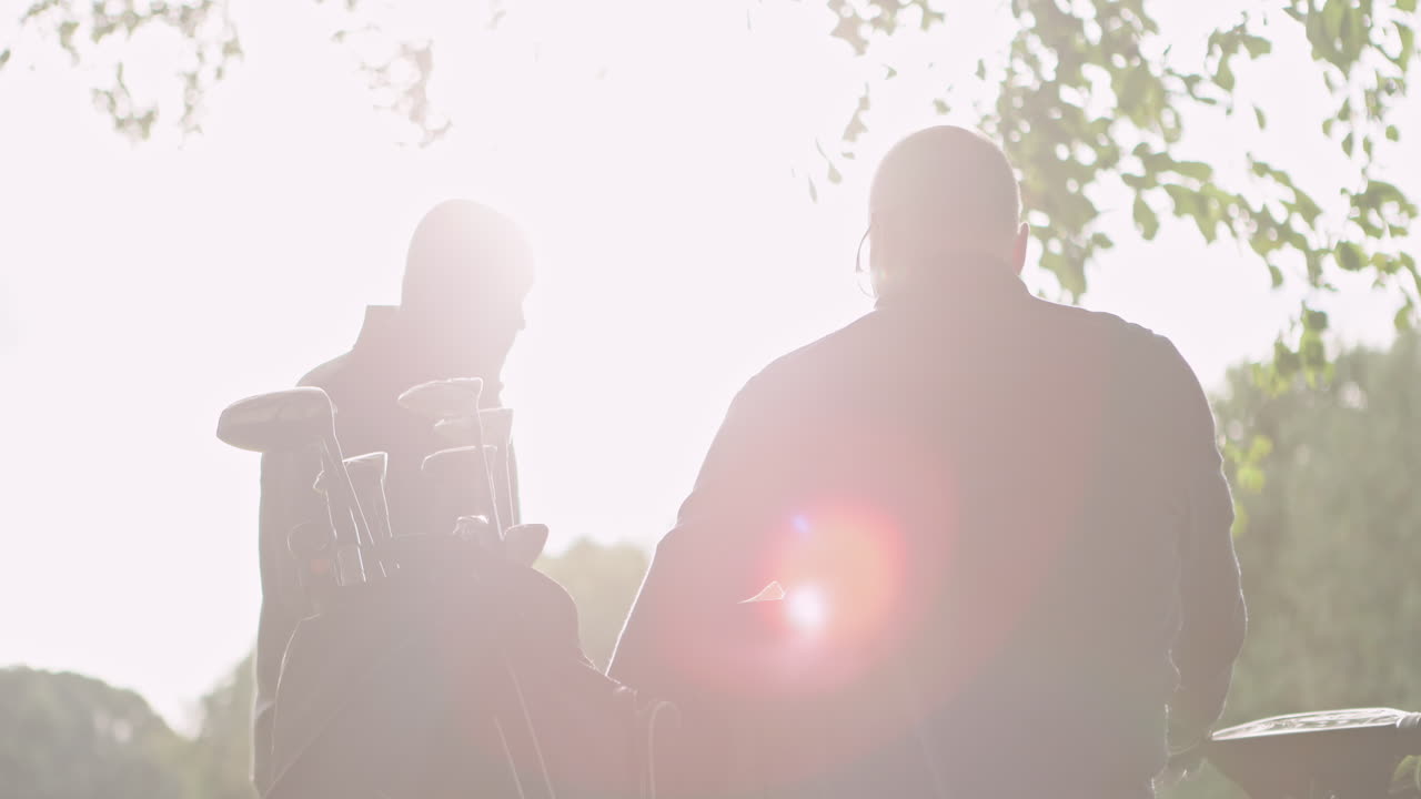 игроки в гольф на поле