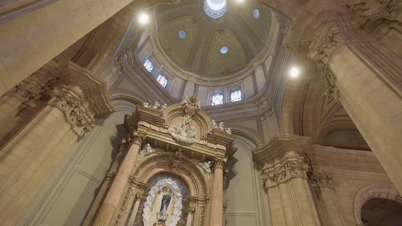 Vista interna da cúpula e do altar da Igreja do Sameiro em Braga, Portugal