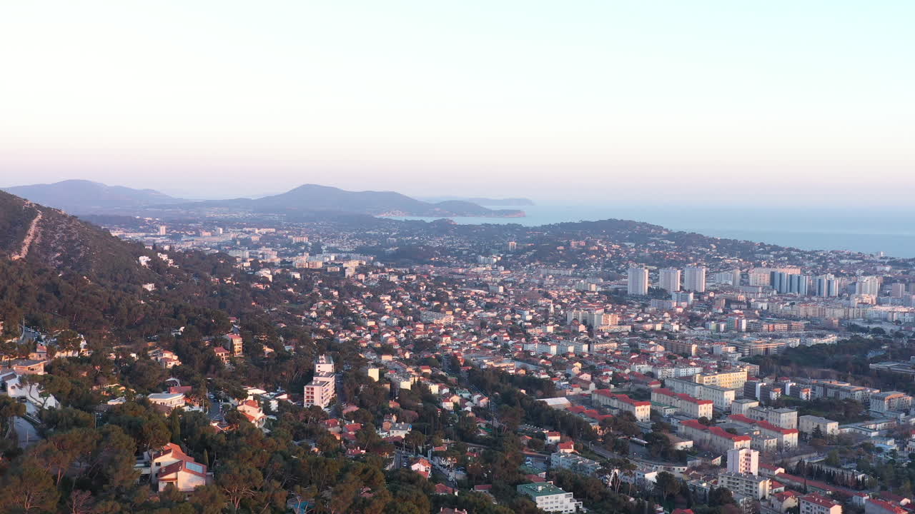 vista aérea de la colina de toulon al atardecer francia riviera francesa residencial