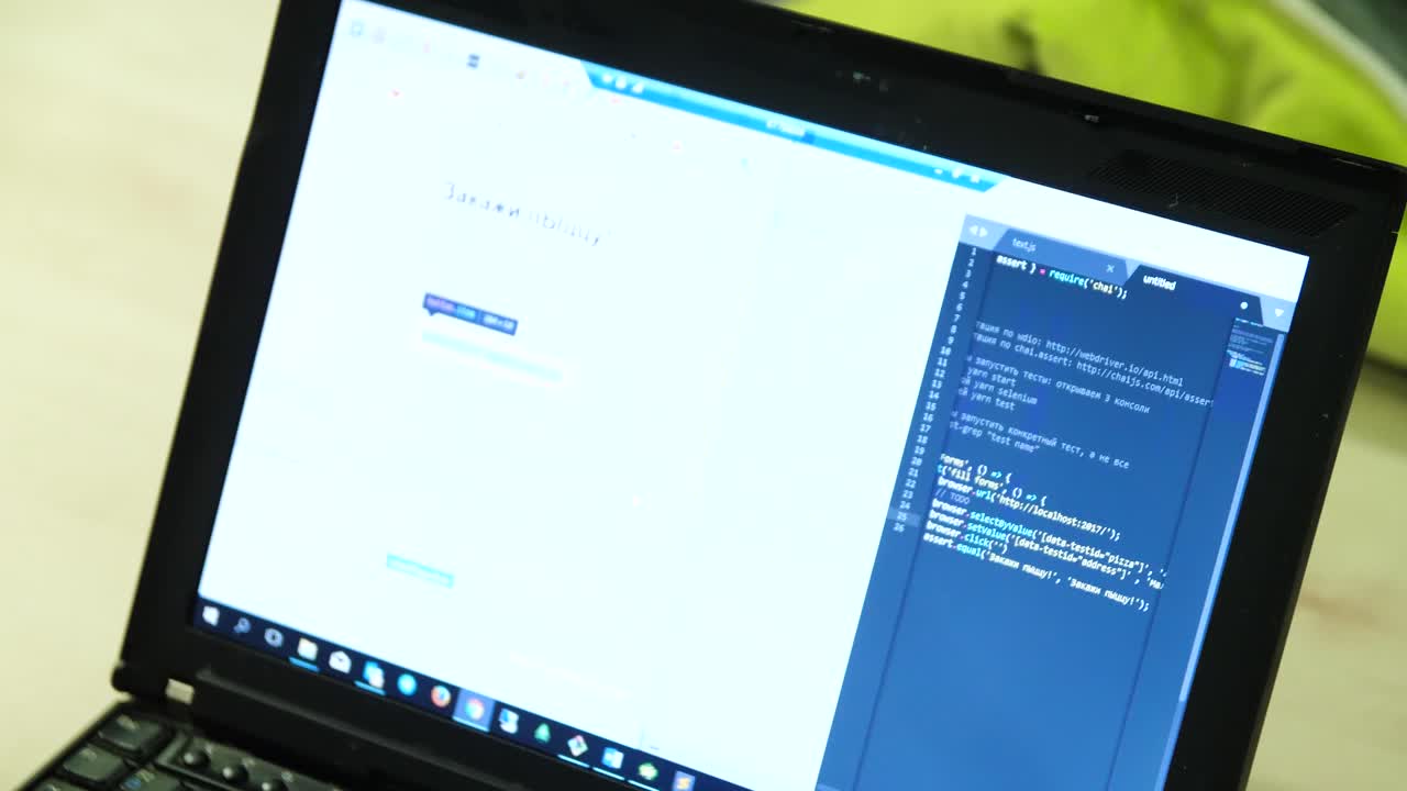 persona trabajando en una computadora portátil