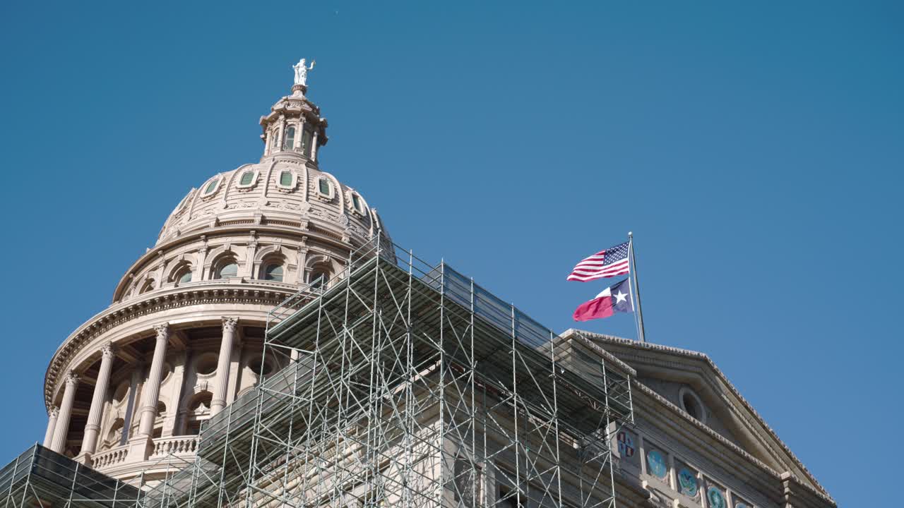 텍사스 주 오스틴에 있는 텍사스 주 수도 건물의 낮은 각도 뷰