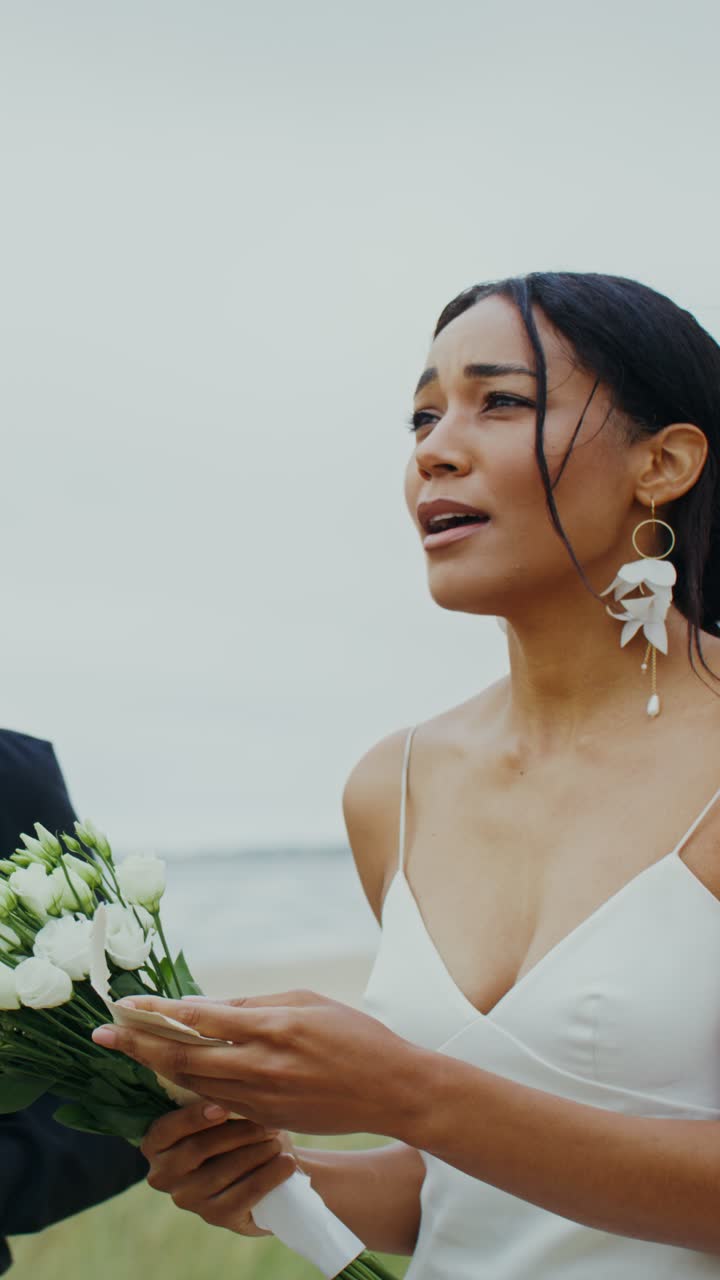 Sposa con bouquet da sposa sulla spiaggia