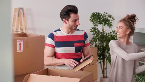 Couple-unpacking-their-stuff-to-new-home