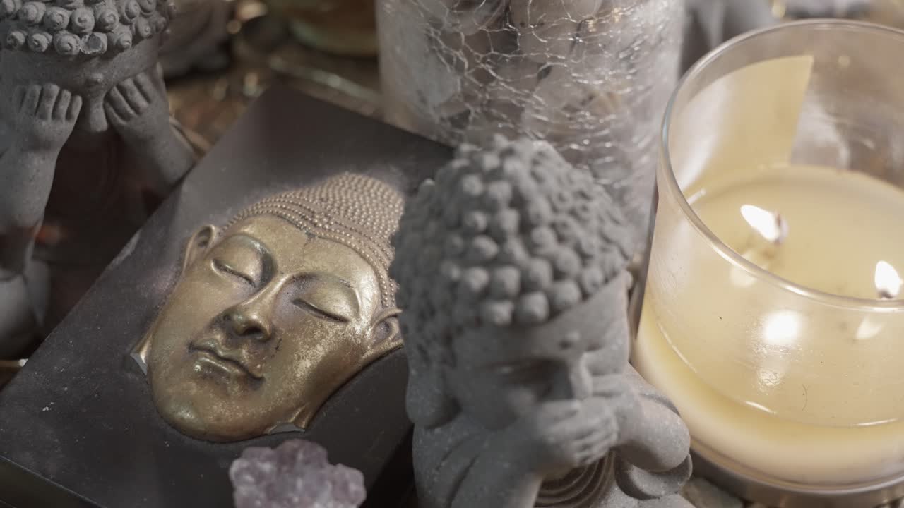 유리 위에 켜진  ⁇ 불로 동상들을 확대합니다.