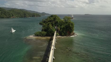 Toma-De-órbita-Aérea-De-La-Famosa-Bahía-De-Samana-Con-Barco-De-Atraque-Y-Crucero-En-El-Fondo---Hermoso-Día-Soleado-Con-Puente-Peatonal-A-Isla-Rural,-República-Dominicana