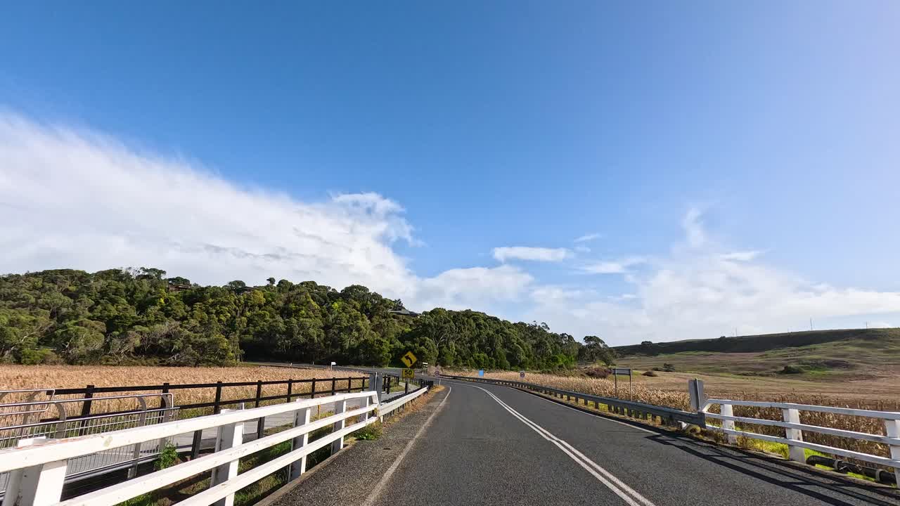 그림 같은 풍경 과 개방 된 도로 를 가로질러 운전