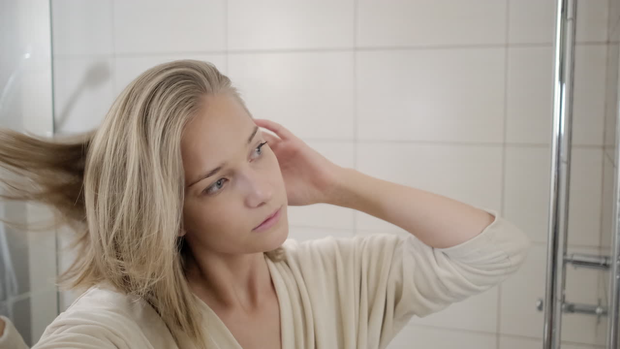 욕실에서 머리를 는 여자