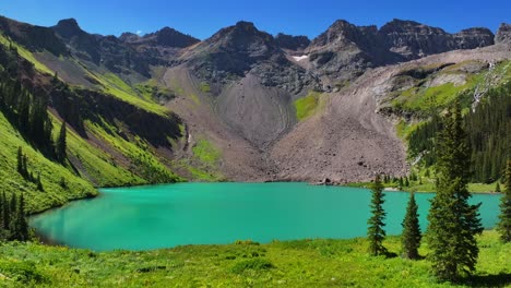 las flores silvestres ventosas más bajas azul lago monte sneffels desierto hermosa mañana soleada ridgway telluride colorado drone aéreo san juan montañas rocosas dallas rango cielo azul senderos de senderismo hacia arriba movimiento