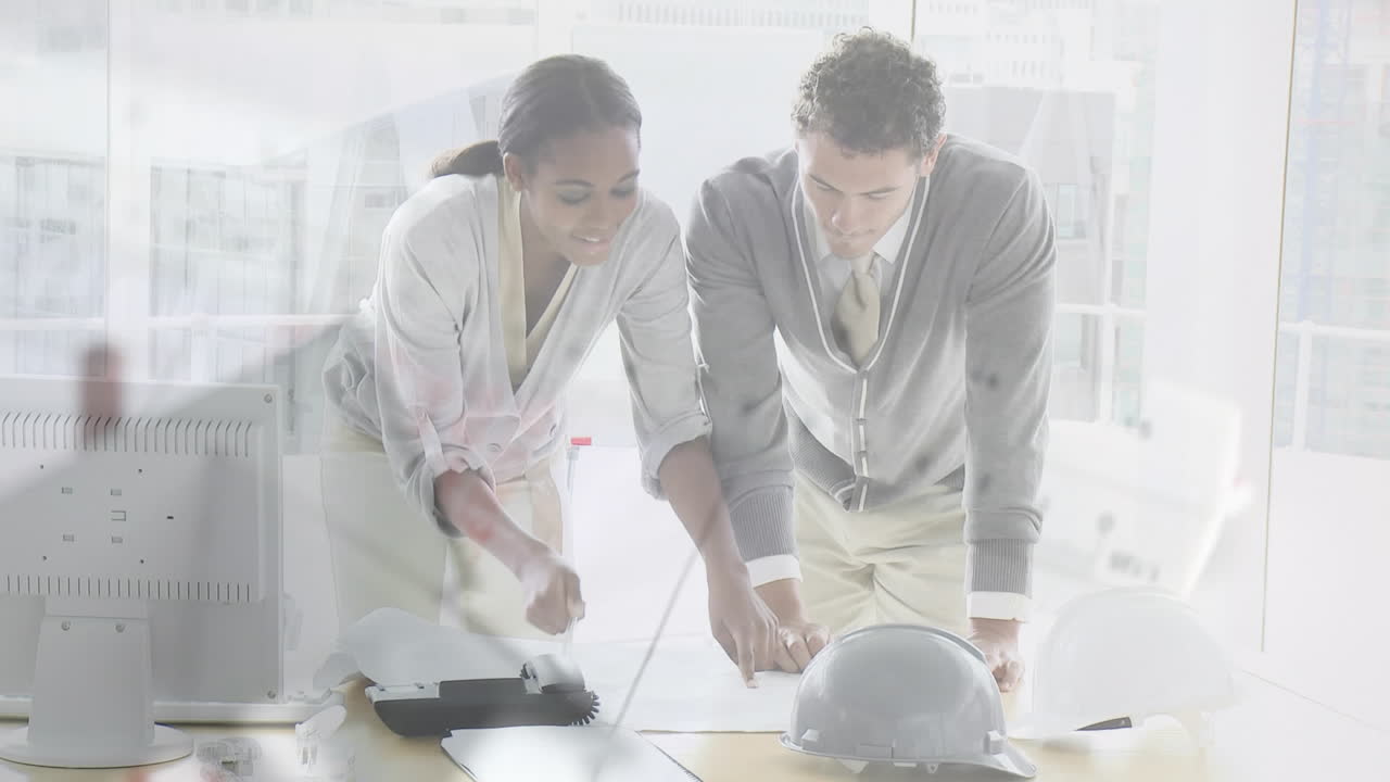 건축가 들 이 집 건설 계획 을 논의 하고 있다