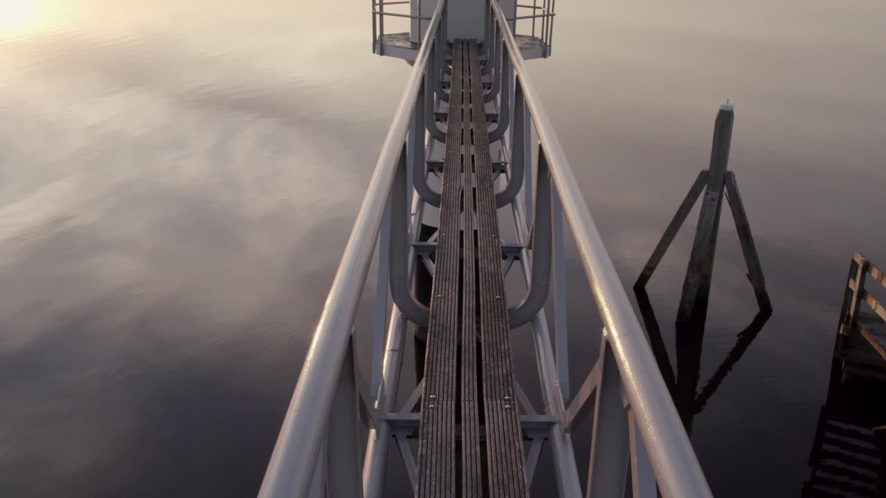 Veduta aerea di faro con riflessi sul lago all'alba a Oostmahorn, Paesi Bassi, con illuminazione mozzafiato dell'alba, atmosfera serena, riprese drone di alta qualità che mettono in risalto paesaggi splendidi
