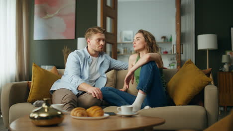 familia tranquila hablando sofá en la sala de estar. novio relajado novia chilling