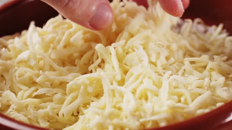 triturar el queso a mano en un cuenco