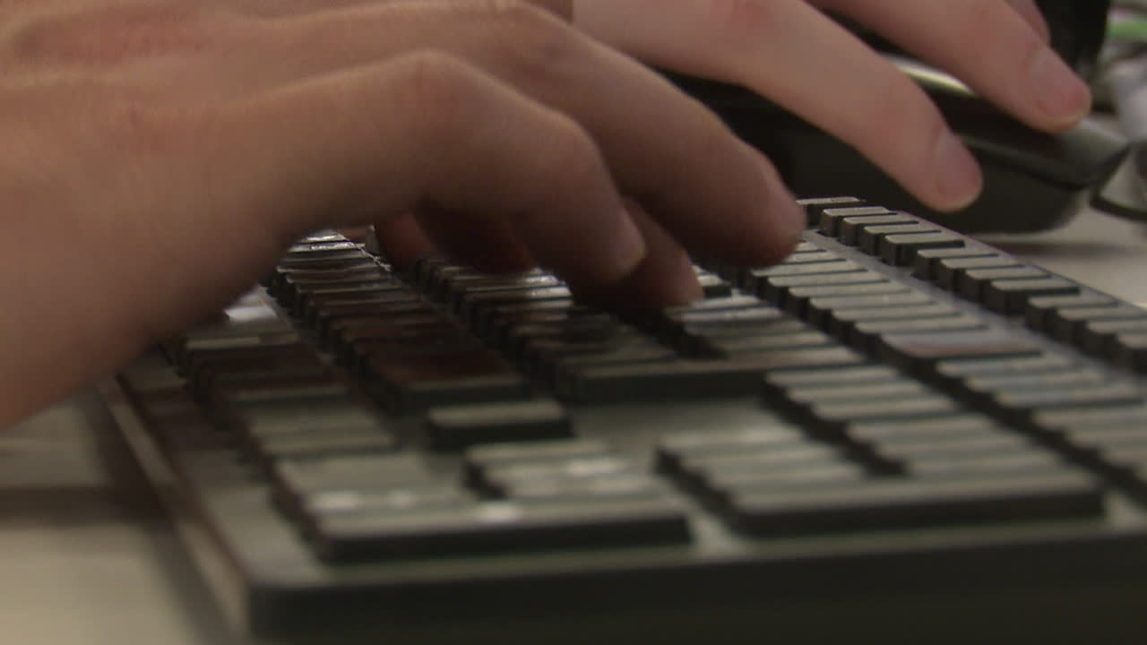 persona escribiendo en un teclado