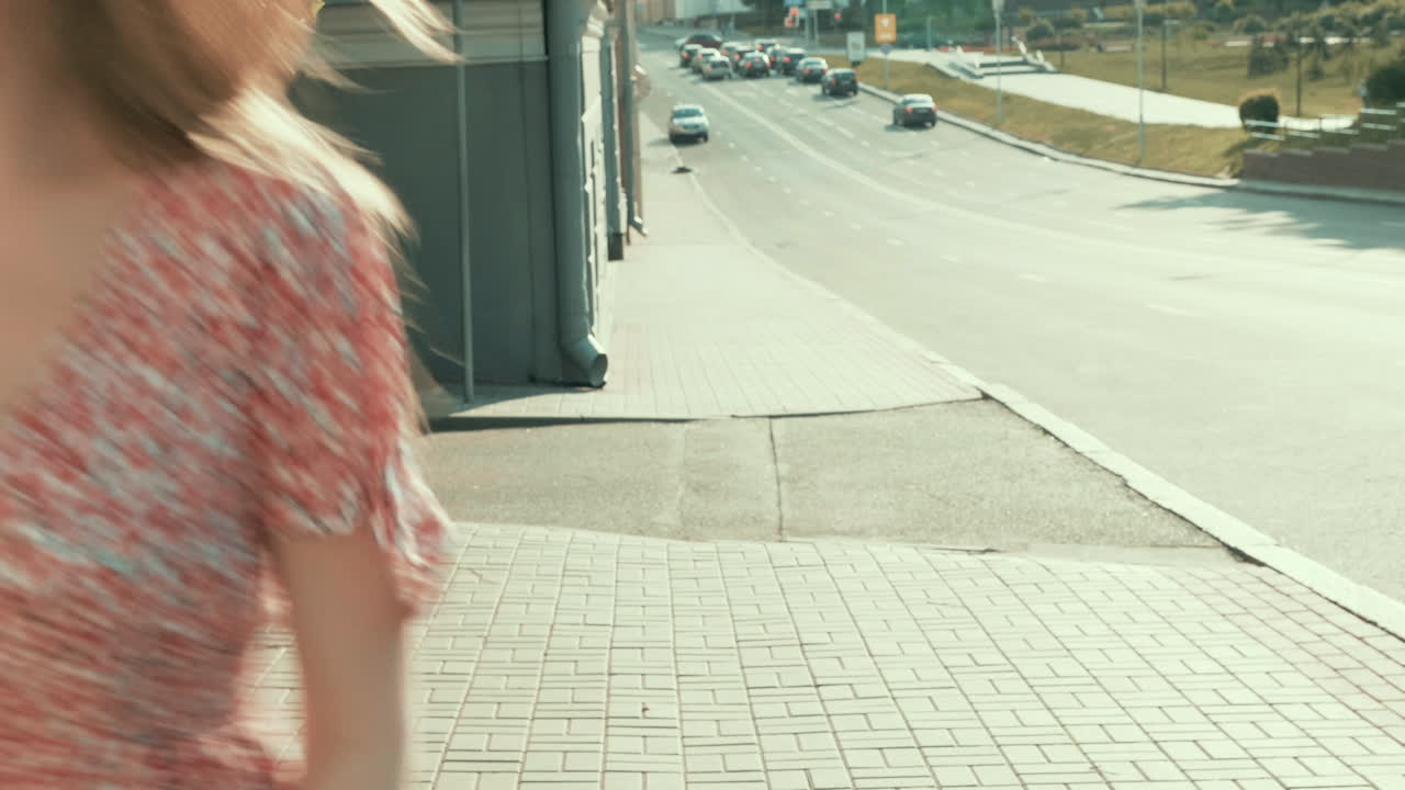 두 소녀가 도시에서 재미를 느끼고 있습니다.