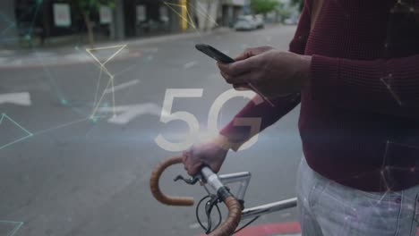 texto 5g y redes contra la sección media de un hombre con bicicleta usando un teléfono inteligente en la calle
