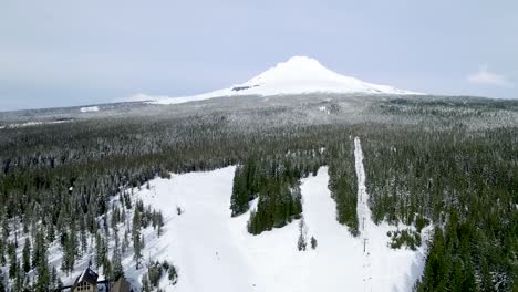 Antena-De-Un-Monte-Cubierto-De-Nieve-En-El-Estado-De-Oregon