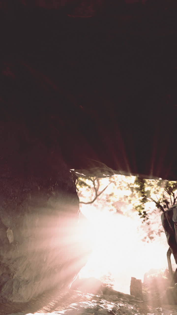 rayos de sol que fluyen a través de una cueva