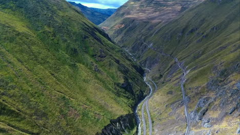 Eine-Luftaufnahme-Des-&quot;nariz-Del-Diablo&quot;-Oder-Der-Teufelsnase-In-Alausí,-Provinz-Chimborazo,-Ecuador