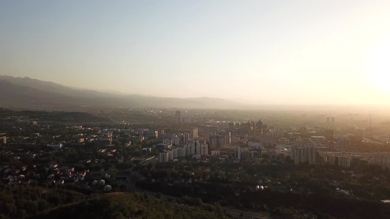 해가 지는 초록 언덕에 있는 페리스  (ferris wheel) kok tobe